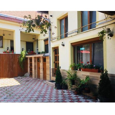 Charlietown Hotel Satu Mare Exterior photo